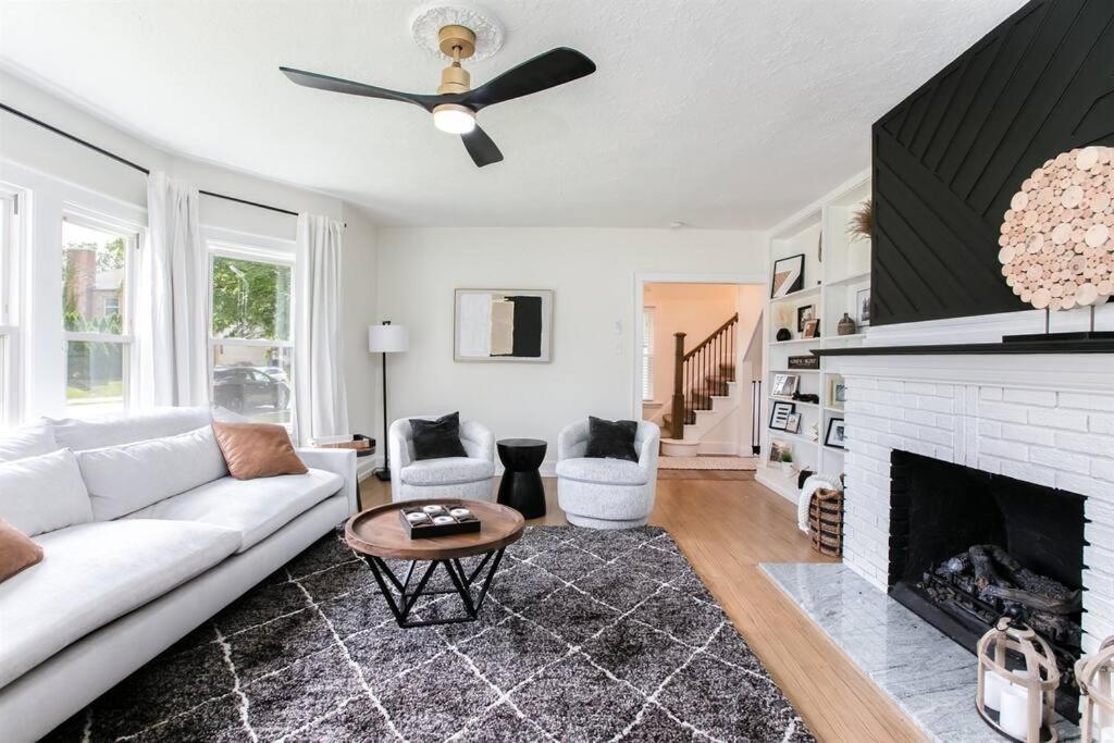 Freshly Updated 5BR 2.5B 5min to ND Stadium in South Bend, United States