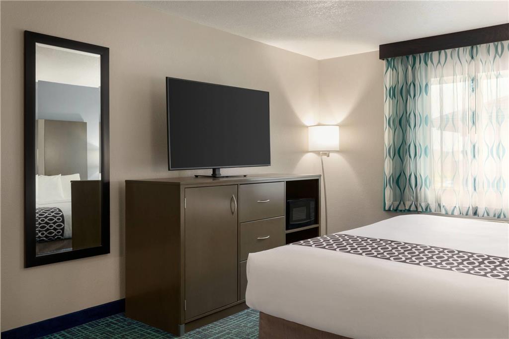 La Quinta Inn & Suites by Wyndham Peru Starved Rock St Park - photo 24