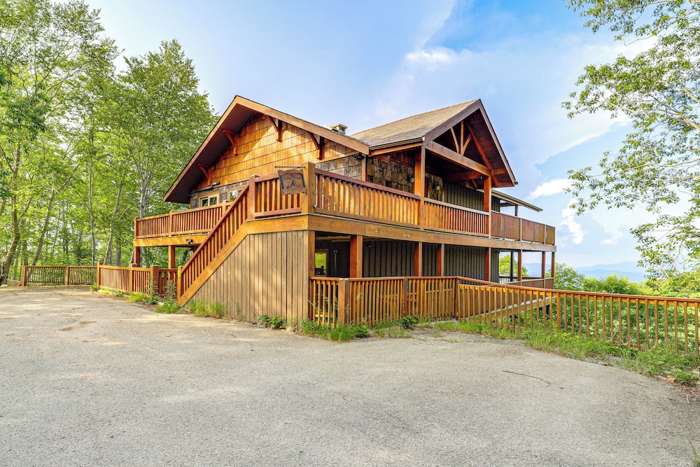 Family Home with Game Room and Views in Beech Mountain — 4-Star Luxury Hotel in Banner Elk, United States