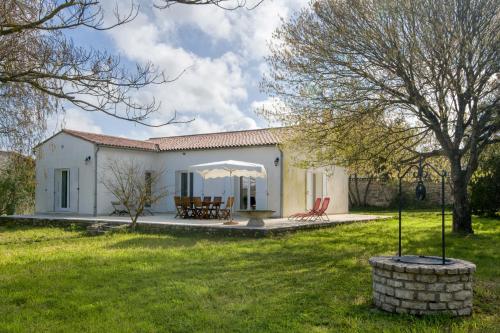 Villa PIERROT avec grand jardin arboré proche du port et des restaurants — 4-Star Luxury Hotel in La Flotte, France