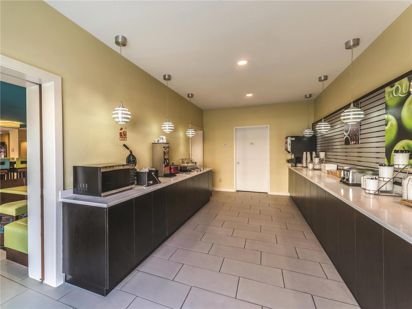La Quinta Inn & Suites by Wyndham Collinsville St. Louis - photo 27