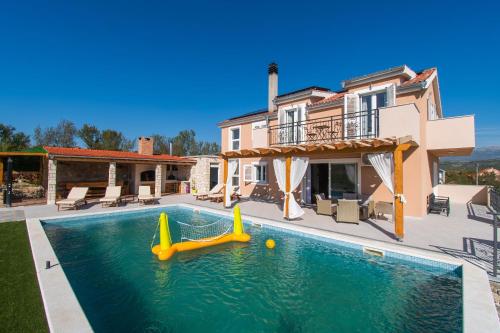 Villa Beautiful countryside — 4-Star Luxury Hotel in Drnis, Croatia