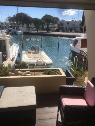 Marina Au Bord de L’eau Avec Appontement Bateau in Le Grau-Du-Roi, France
