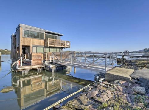 Floating Condos of Commodore 11 — 4-Star Luxury Hotel in Mill Valley, United States