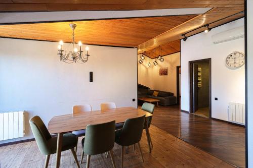 3BR apt w huge terrace & magnificent views
