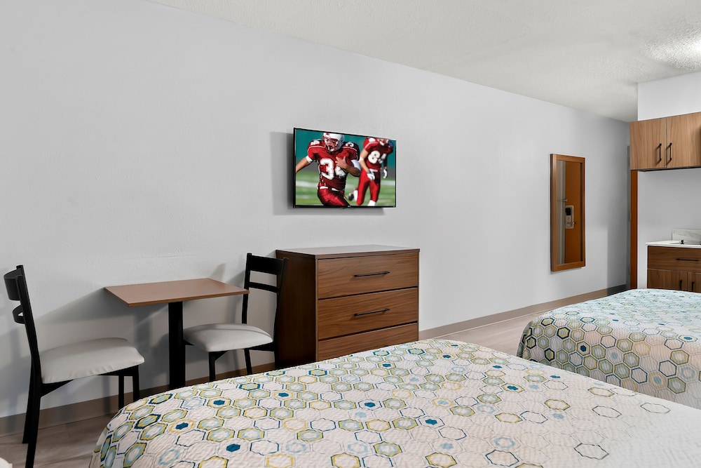 HomeTowne Studios by Red Roof Auburn Hills - photo 17