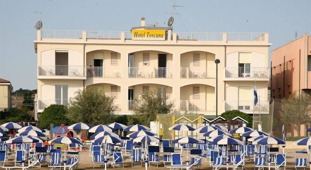 Hotel Toscana — hotel in Marotta