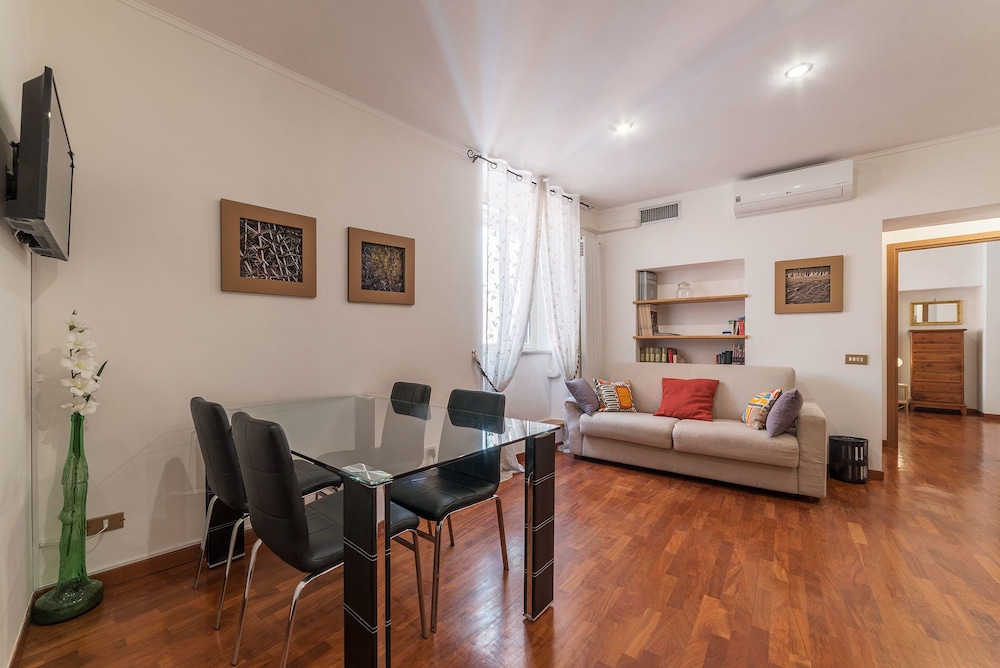 Casa Zeffiro FromHometoRome — 4-Star Luxury Hotel in Rome, Italy