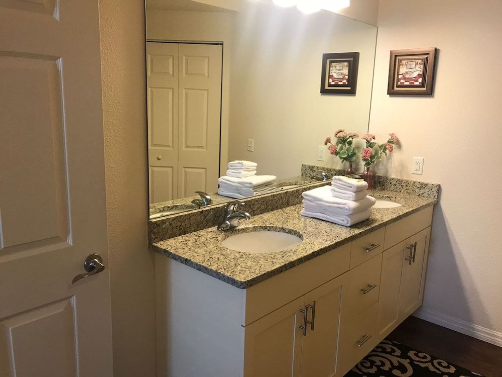 3 Bedrooms 2 Bathrooms Lucaya Village 22 103 - photo 5