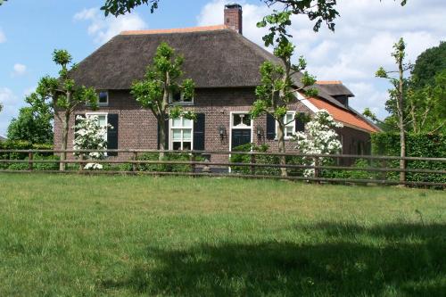 B&B Farmhouse De Loksheuvel — 4-Star Luxury Hotel in Overasselt, Netherlands