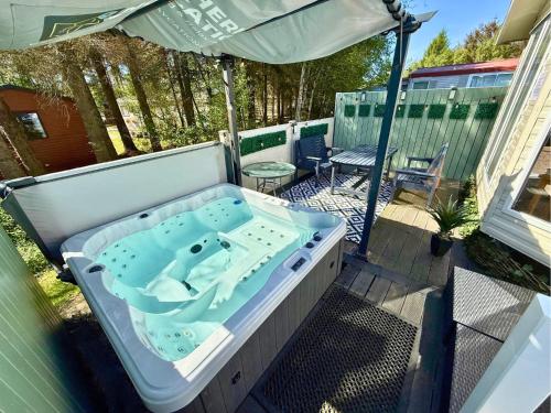 Private Hot Tub & Spacious Decking Area in Northumberland Dog Friendly Free Golf Access — 4-Star Luxury Hotel in Morpeth, United Kingdom