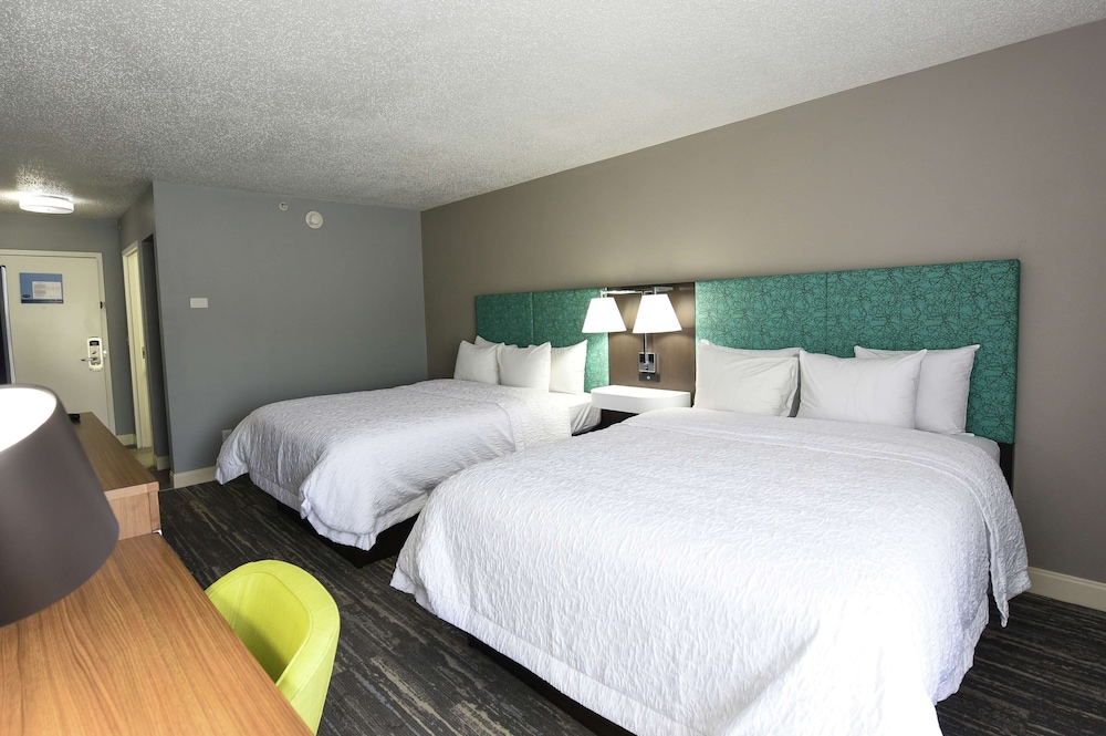Hampton Inn Youngstown North - photo 17