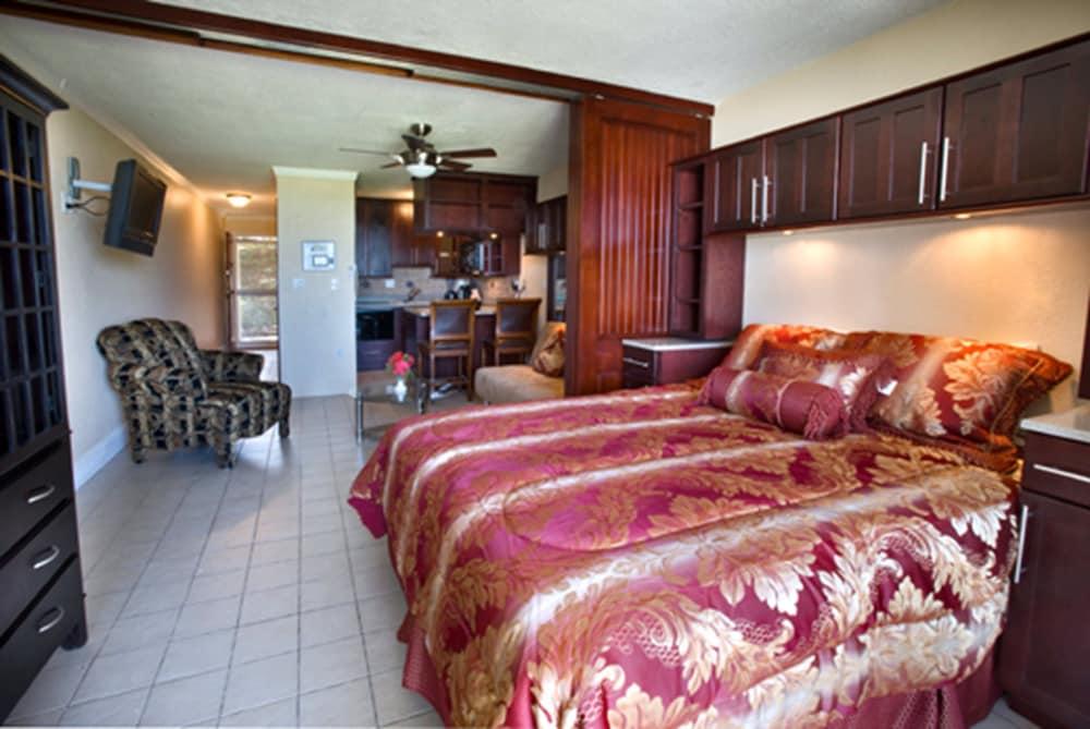 Sapphire Village Condominiums 9016163 — East End