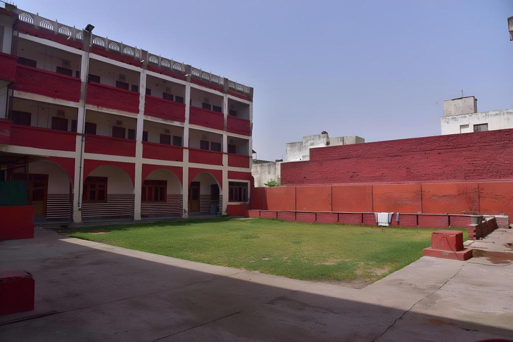 Hotel Goverdhan Walking to Raja Ki Mandi Railway and 3km from ISBT