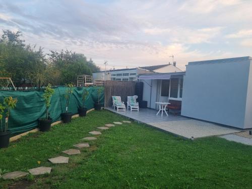 Jolie Maisonnette Avec Terrasse Et Jardin — hotel in Roissy-En-Brie