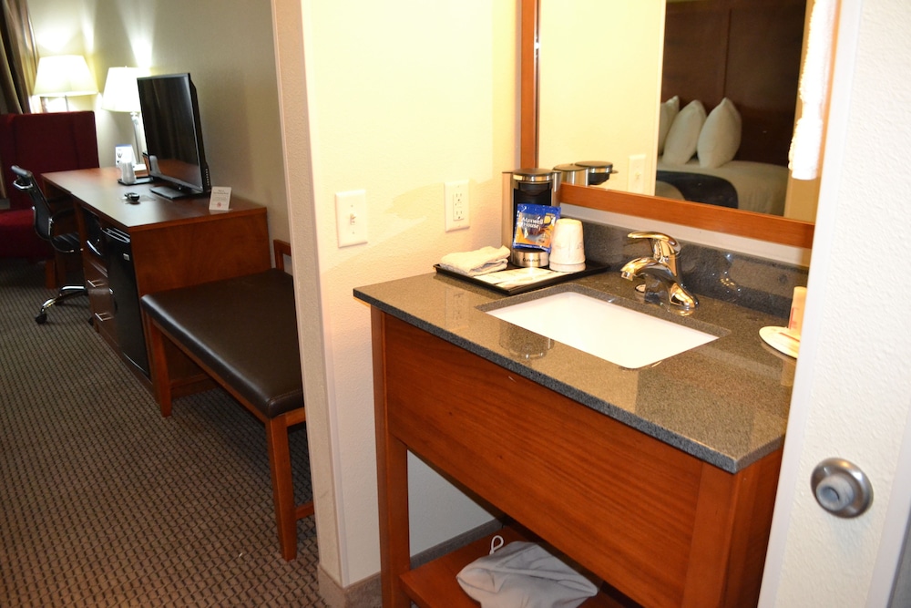 Baymont by Wyndham Grand Forks - photo 4