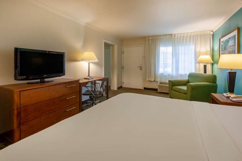 Days Inn by Wyndham Austintown - photo 31