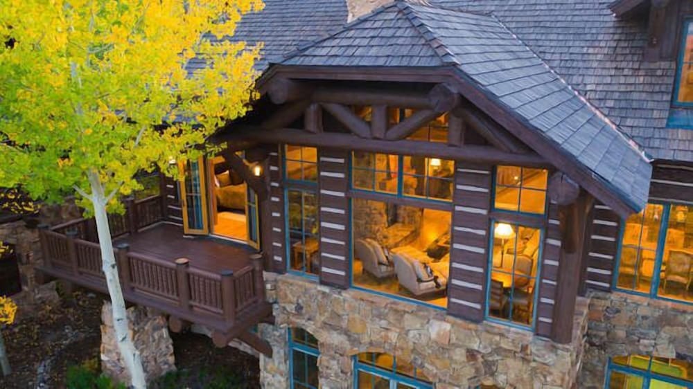 Snowberry by Elevation Accommodations - last minute hotel in Avon