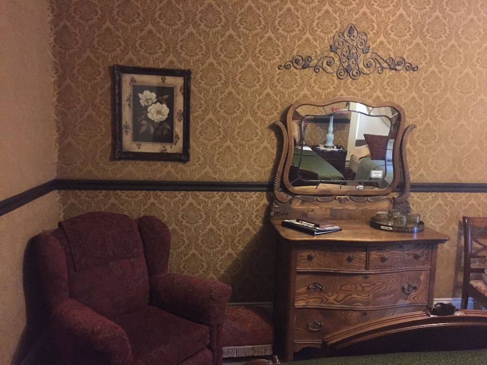 Weaverville Whitmore Inn - photo 16