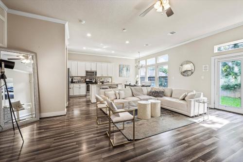 Near Med Center NRG Balcony Yard Desk WiFi Games in Houston, United States