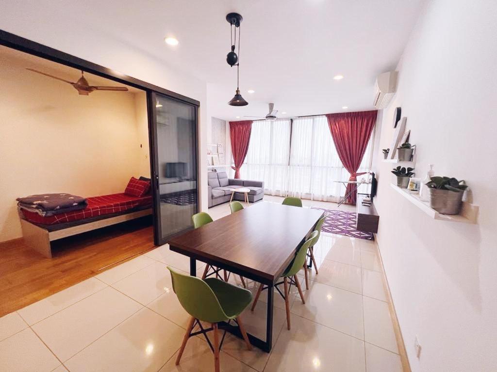 Connected Train 3 Bedrooms Above Klgateway Mall 14 — 4-Star Luxury Hotel in Kuala Lumpur, Malaysia