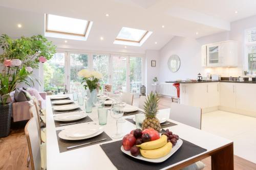 Luxury 6 Double Bedroom London Town house — 4-Star Luxury Hotel in Ealing, United Kingdom
