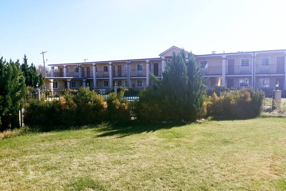 Woodridge Inn and Suites - photo 36