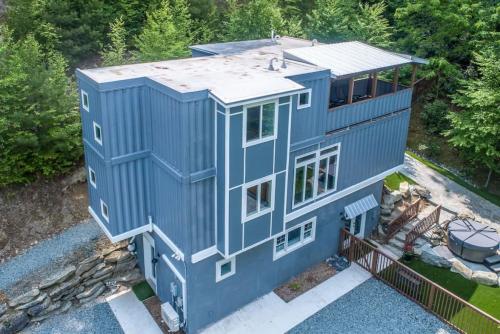 Hillside Hideaway Container Home in Blowing Rock — 4-Star Luxury Hotel in Blowing Rock, United States