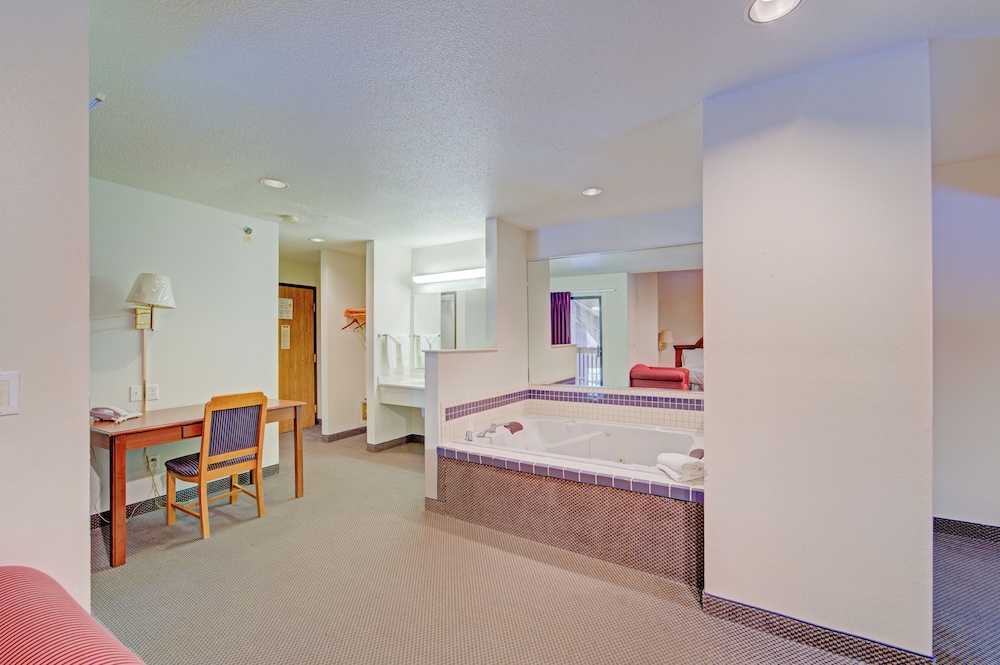 Capital O Amerihost Inn and Suites Fulton Hwy 54 MO - photo 44