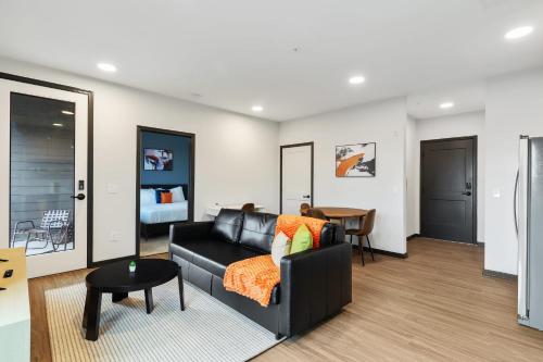CozySuites on Mass with garage parking #3 — 4-Star Luxury Hotel in Indianapolis, United States
