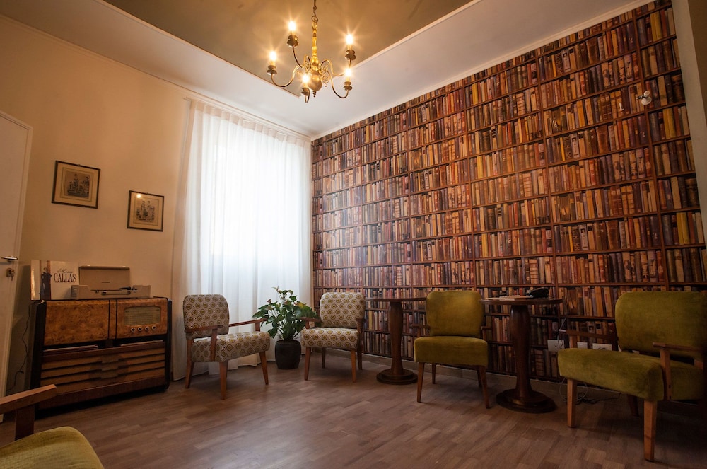 Dimora 16 Rooms & Garden in Prato, Italy