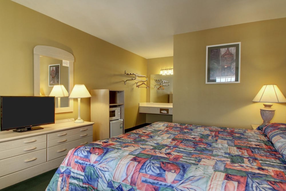 Key West Inn Childersburg - photo 16