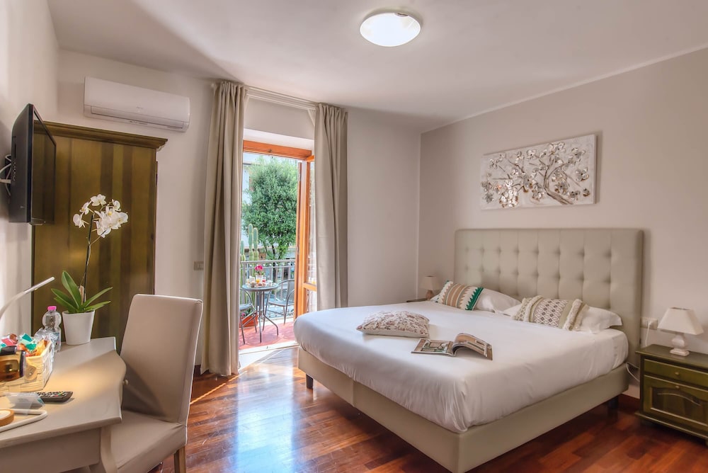 Plaza Rooms Ciampino — 4-Star Luxury Hotel in Ciampino, Italy