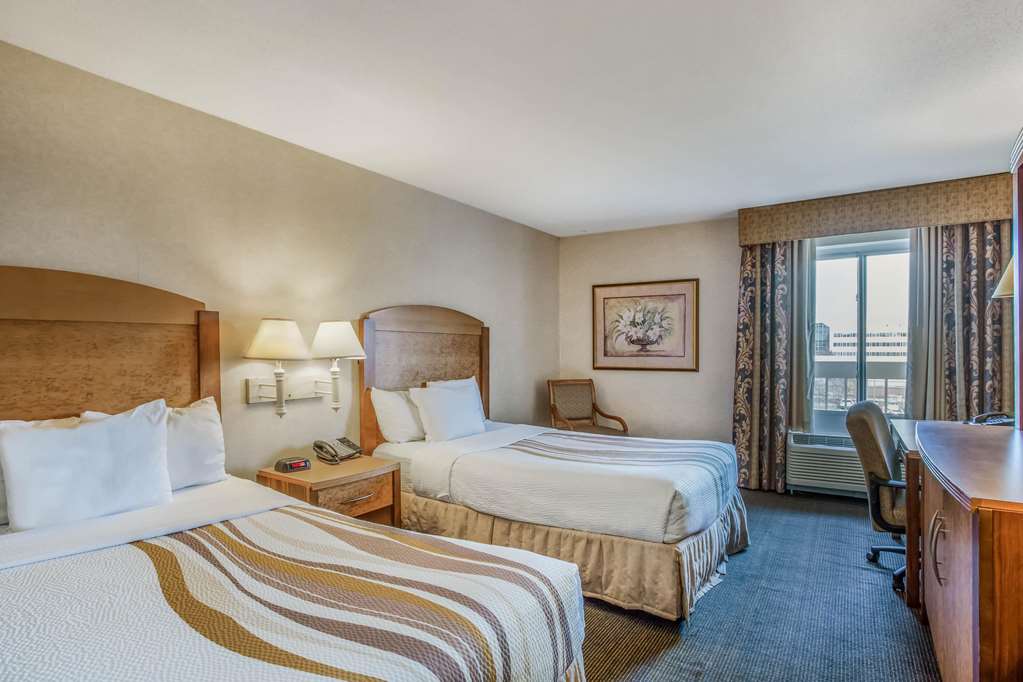 La Quinta Inn & Suites by Wyndham Islip MacArthur Airport - photo 17