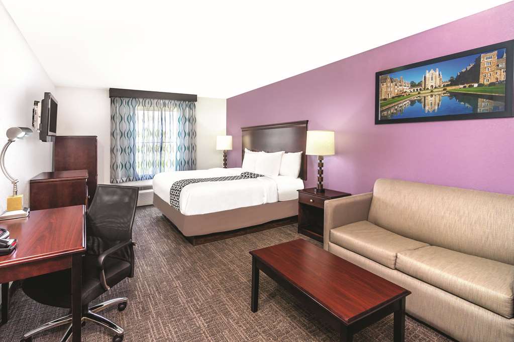 La Quinta Inn & Suites by Wyndham Rome - photo 17