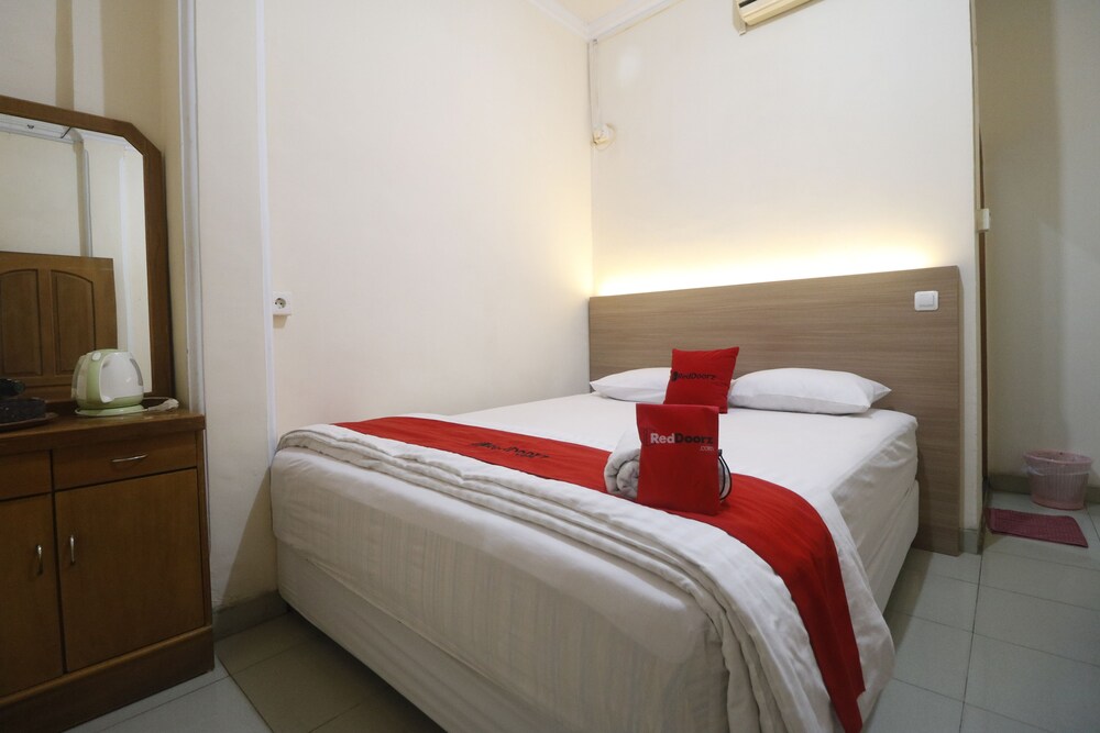 RedDoorz Plus near WTC Batanghari Mall in Jambi City, Indonesia