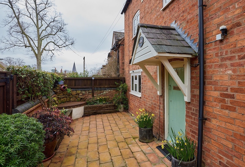 Fab 2 Bed Cotswolds Cottage with Private Courtyard — 4-Star Luxury Hotel in Southam, United Kingdom