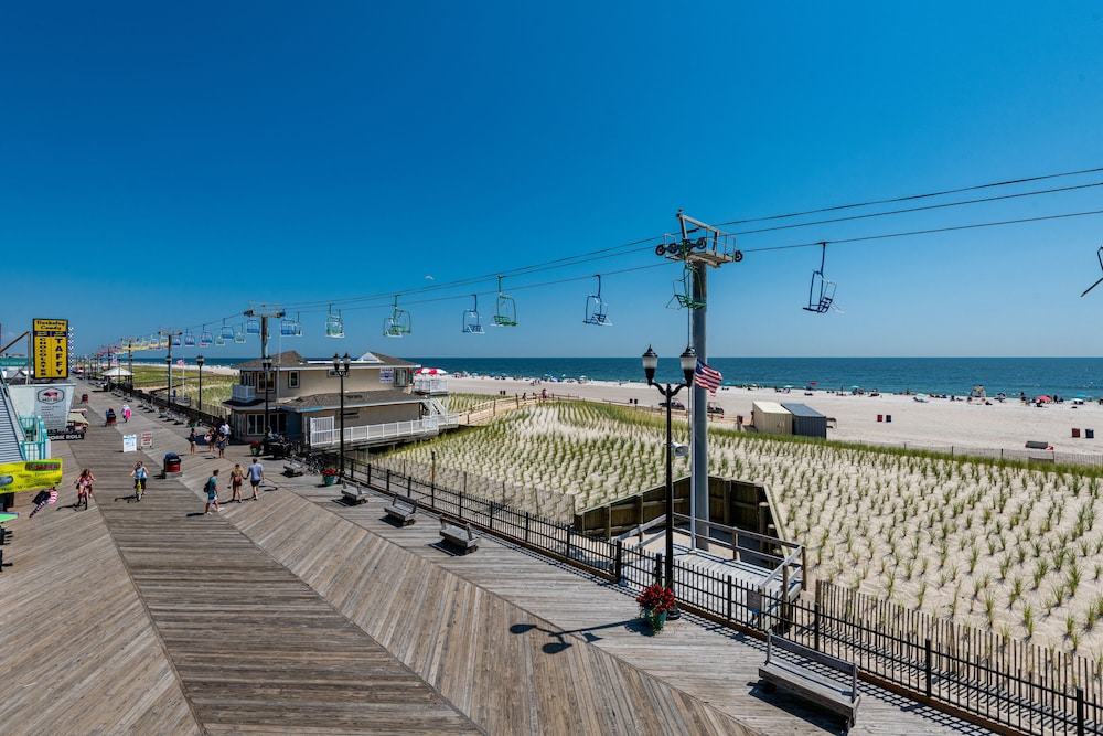 Boardwalk Hotel Charlee & Beach House Rentals - photo 55