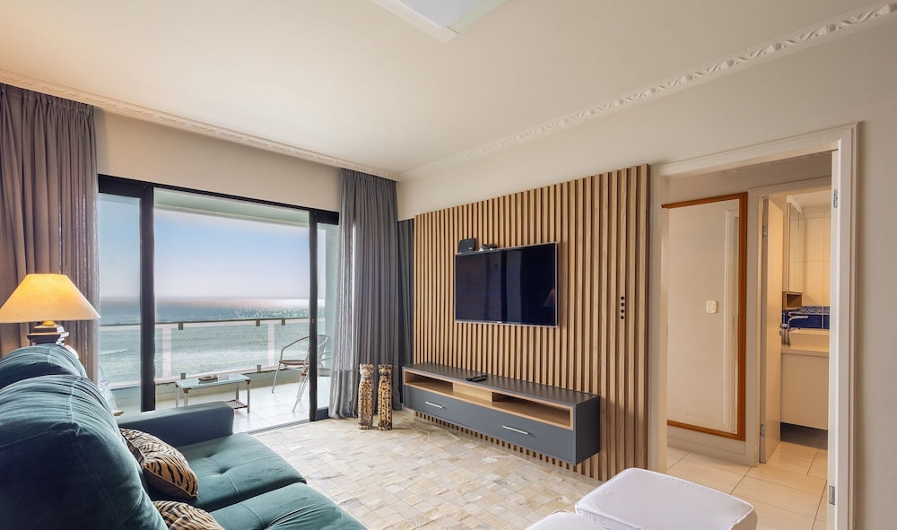 Apt w Balcony and Oceanfront View in BC Ipc0901
