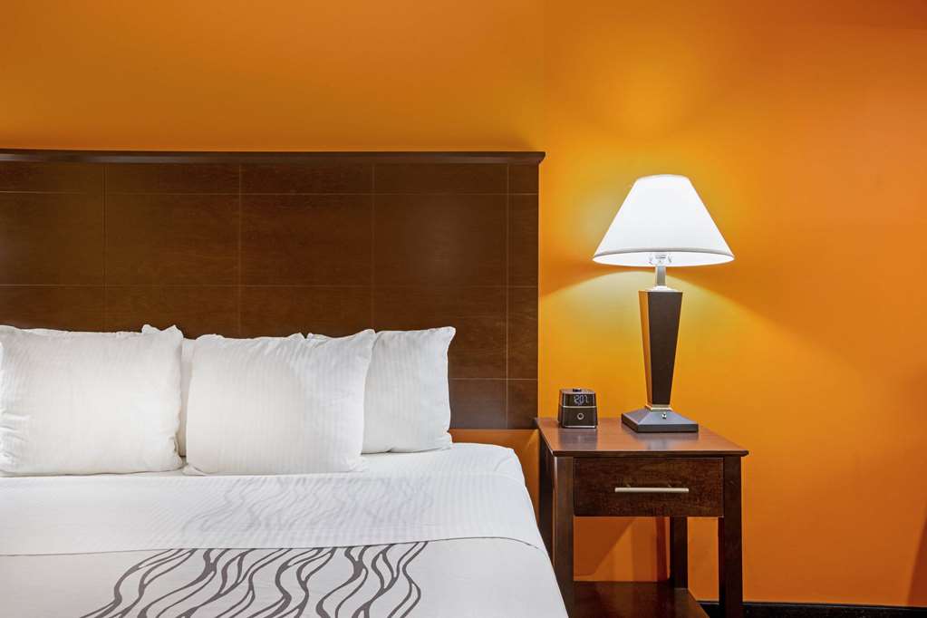 La Quinta Inn & Suites by Wyndham Tulsa Airpt Expo Square - photo 27