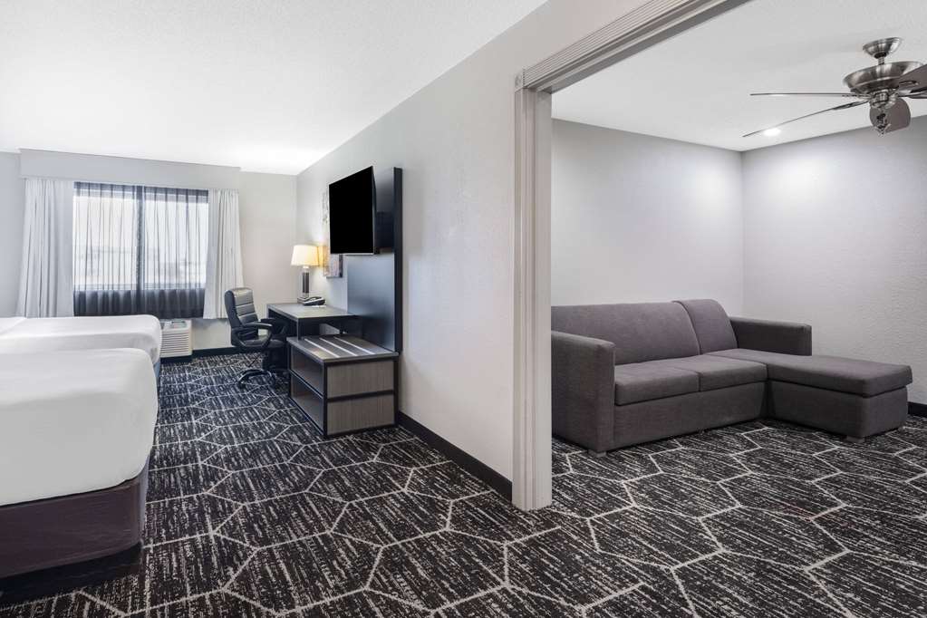 La Quinta Inn & Suites by Wyndham Evansville - photo 29