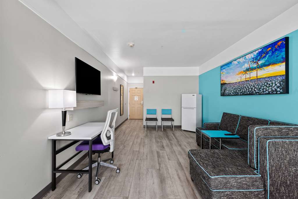 La Quinta Inn & Suites by Wyndham Raymondville - photo 51