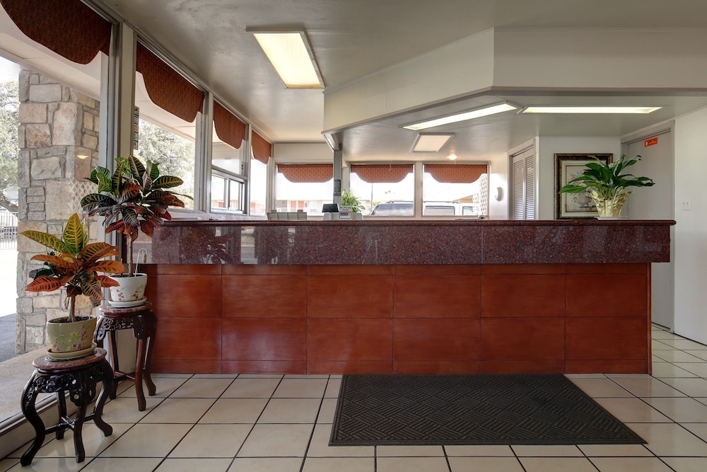 Americas Best Value Inn Uvalde - photo 2