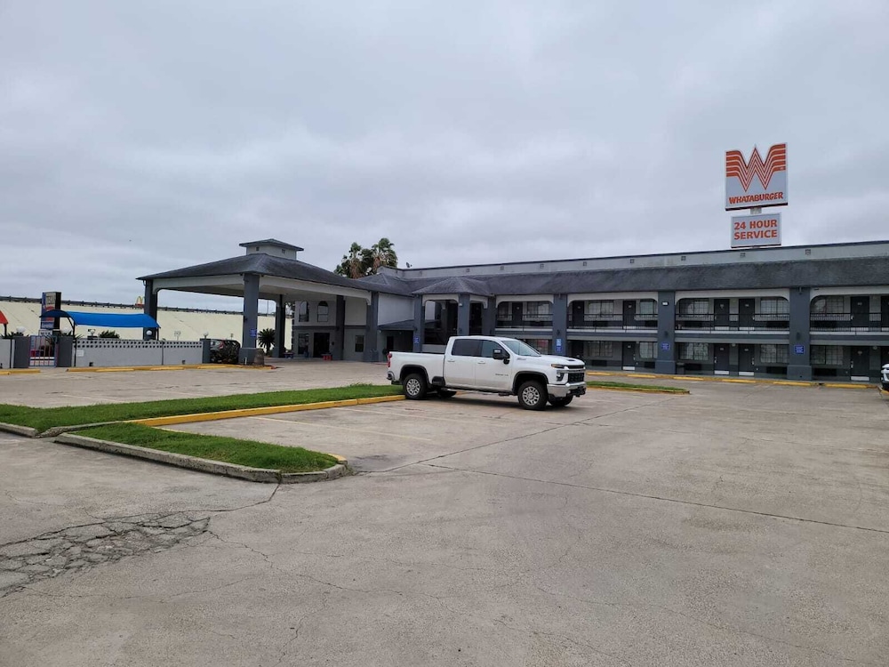 Texas Inn & Suites Raymondville - photo 71
