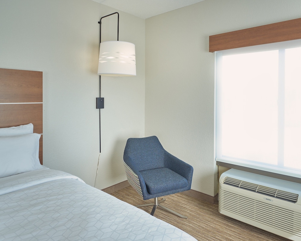 Holiday Inn Express & Suites Akron Regional Airport Area - photo 9
