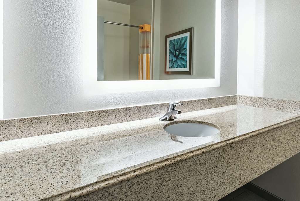 La Quinta Inn & Suites by Wyndham Phoenix I 10 West - photo 21
