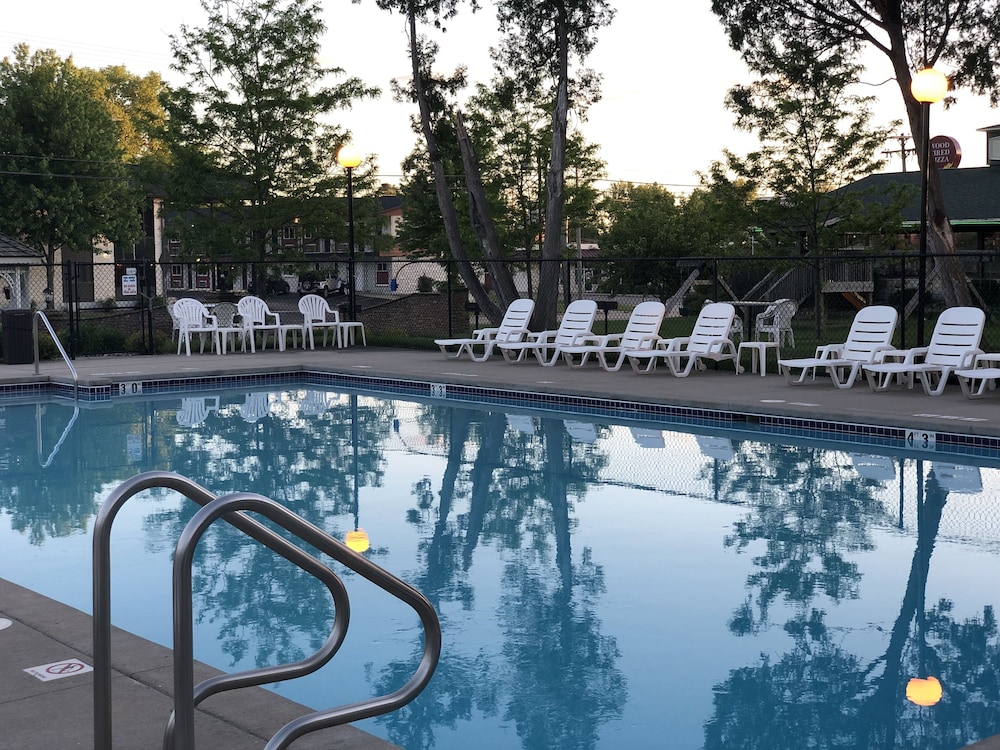 Amber's Inn & Suites - photo 29