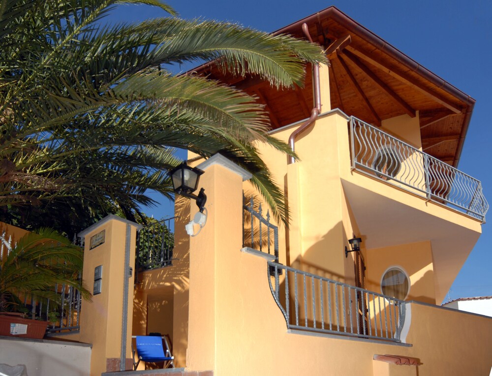 Arcadia Case e Vacanze — hotel in Lacco Ameno