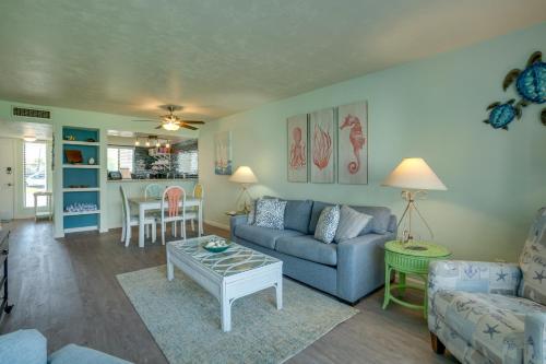 Beautiful Location only steps to the white sandy beaches or heated pool in Bradenton Beach, United States