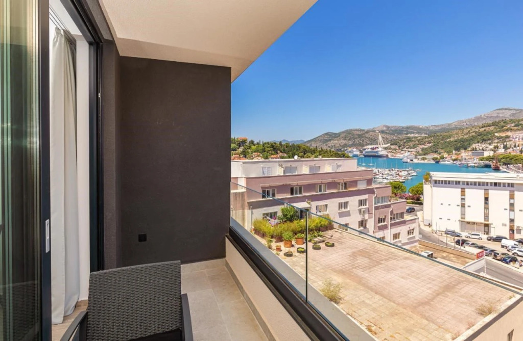 M&P Lovely 1 bedroom condo with free parking